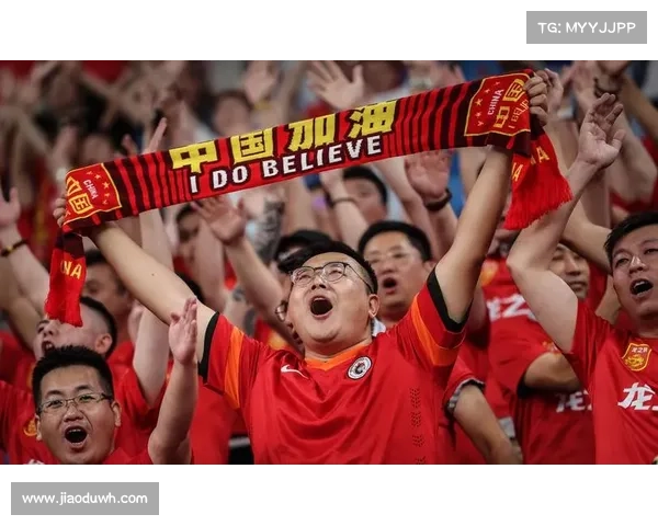 中国队教练组在U23亚洲杯预选赛晋级后更衣室热烈庆祝团结一心时刻