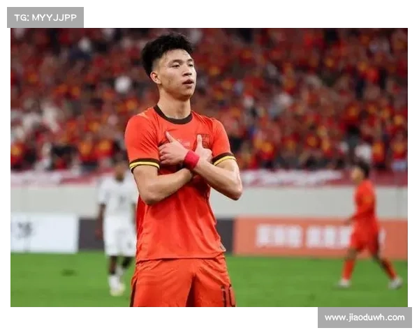 中国U23男足3-1逆转泰国 王钰栋梅开二度球迷热烈欢庆